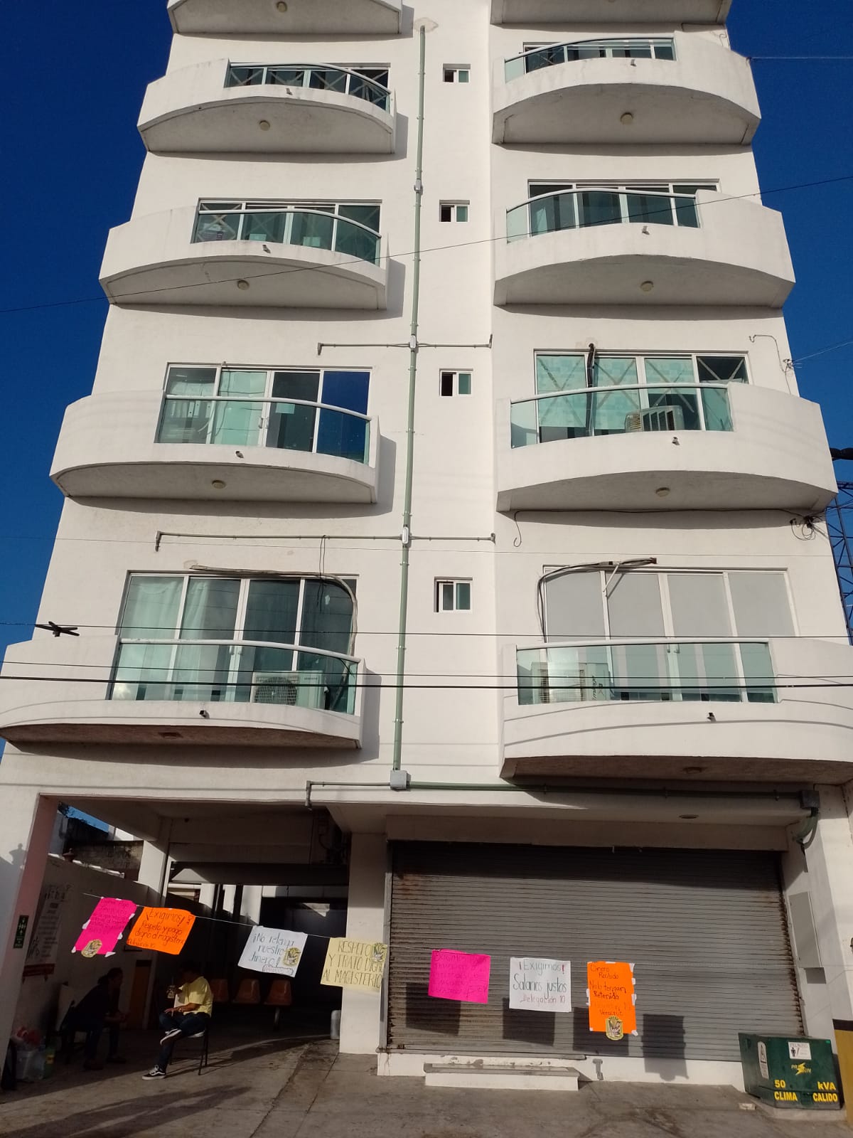 SDTEV mantiene toma de la delegación de la SEV en Veracruz; exigen pago salarial inmediato