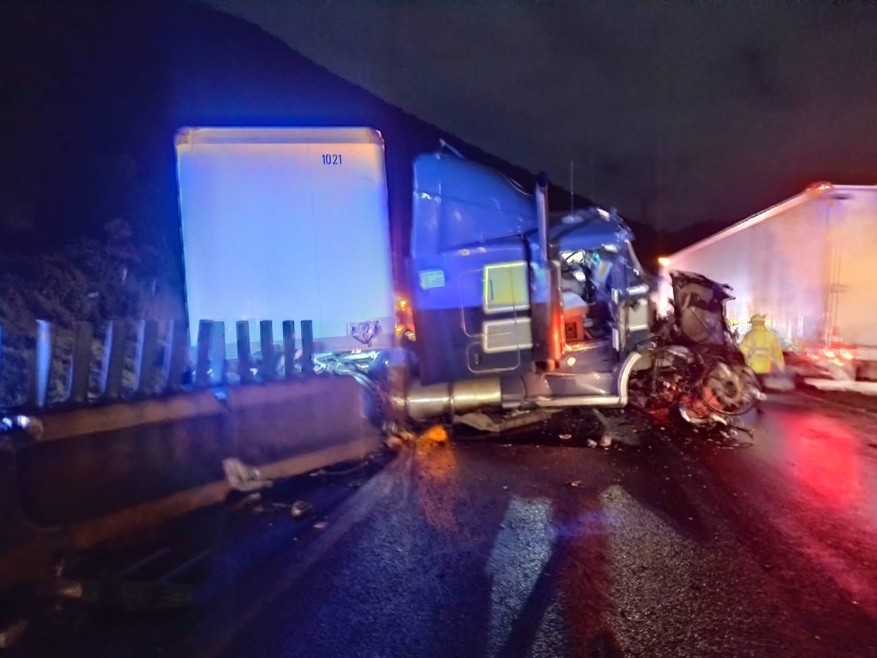 Tráiler se impacta contra pipa en Nogales