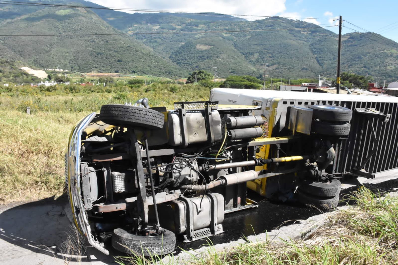 Vuelca tráiler en la autopista Orizaba-Puebla, a la altura de Nogales