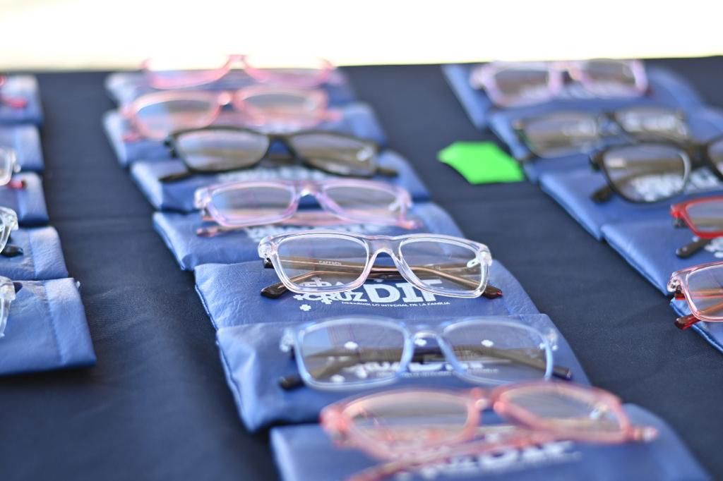 Entrega alcaldesa Lobeira lentes gratuitos a niños de escuelas primarias del municipio