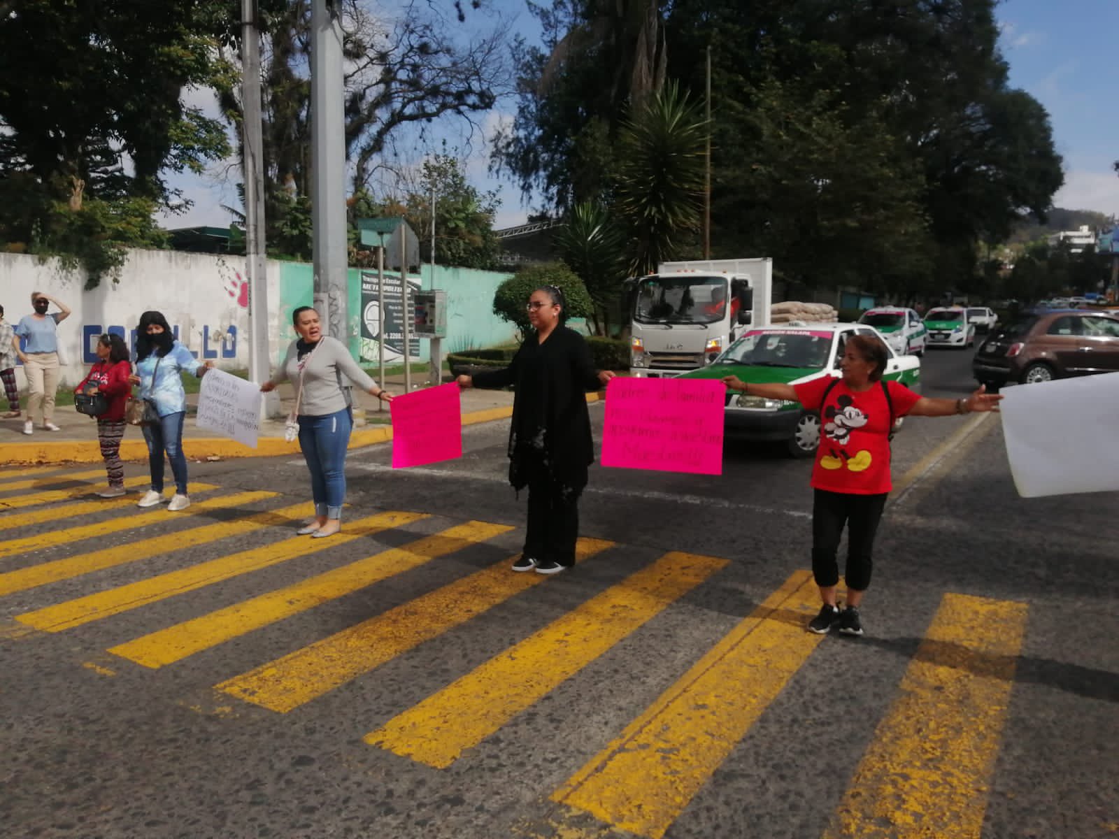 Docentes bloquean Ávila Camacho de Xalapa, exigen pago de retroactivo
