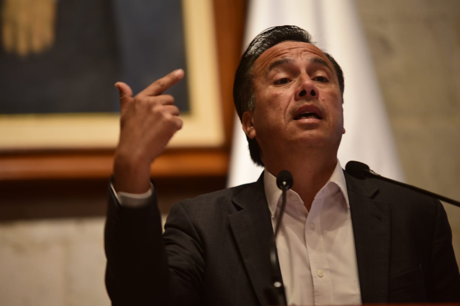 Cuitláhuac pide junto a 21 gobernadores revertir suspensión del plan B del INE