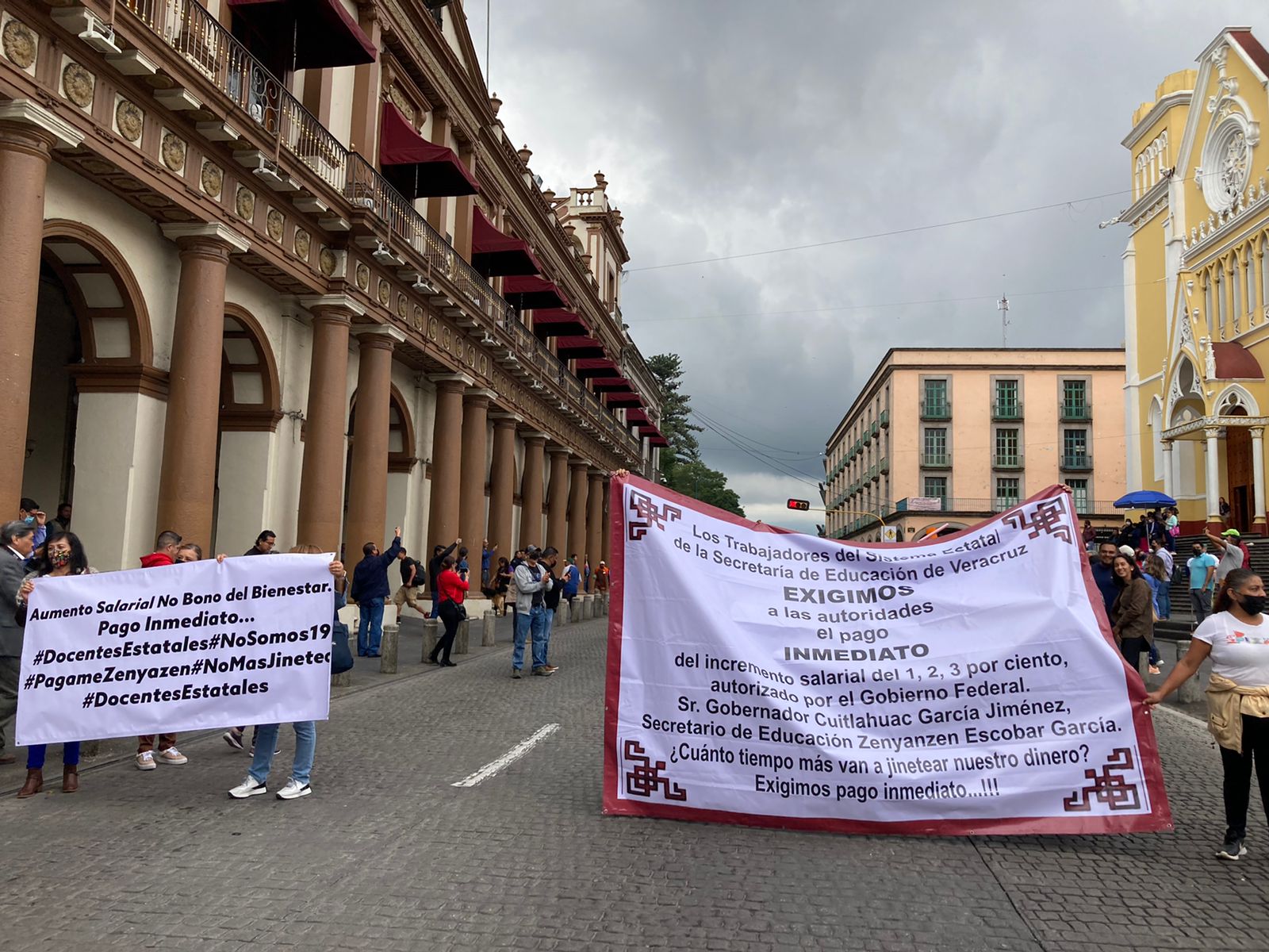 Docentes bloquean el centro de Xalapa, exigen pago de incremento salarial el 15 de noviembre