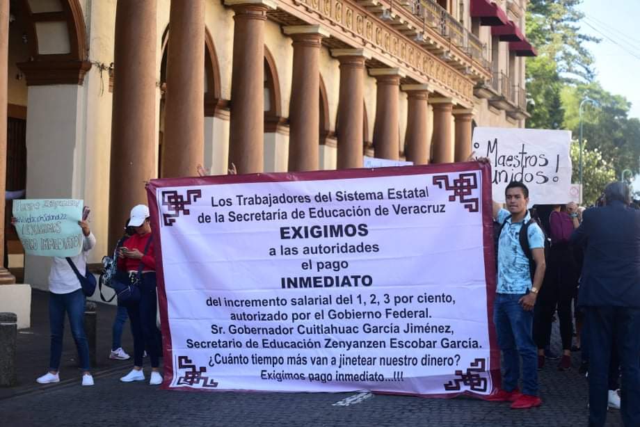 Que paguen, que paguen, maestros regresan a bloquear la calle Enríquez de Xalapa