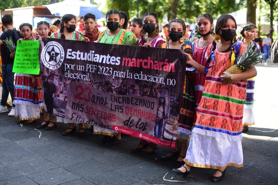 Con música, estudiantes revolucionarios exigen mayor presupuesto para la educación