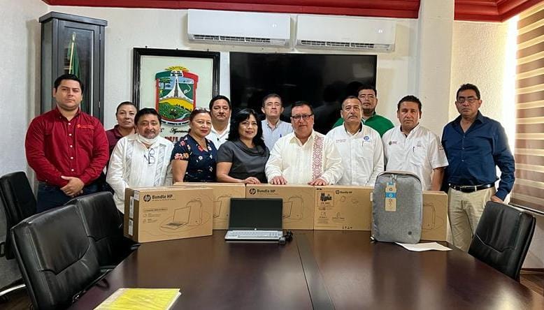 Alcalde Noé Castillo entrega equipos de cómputo a autoridades educativas