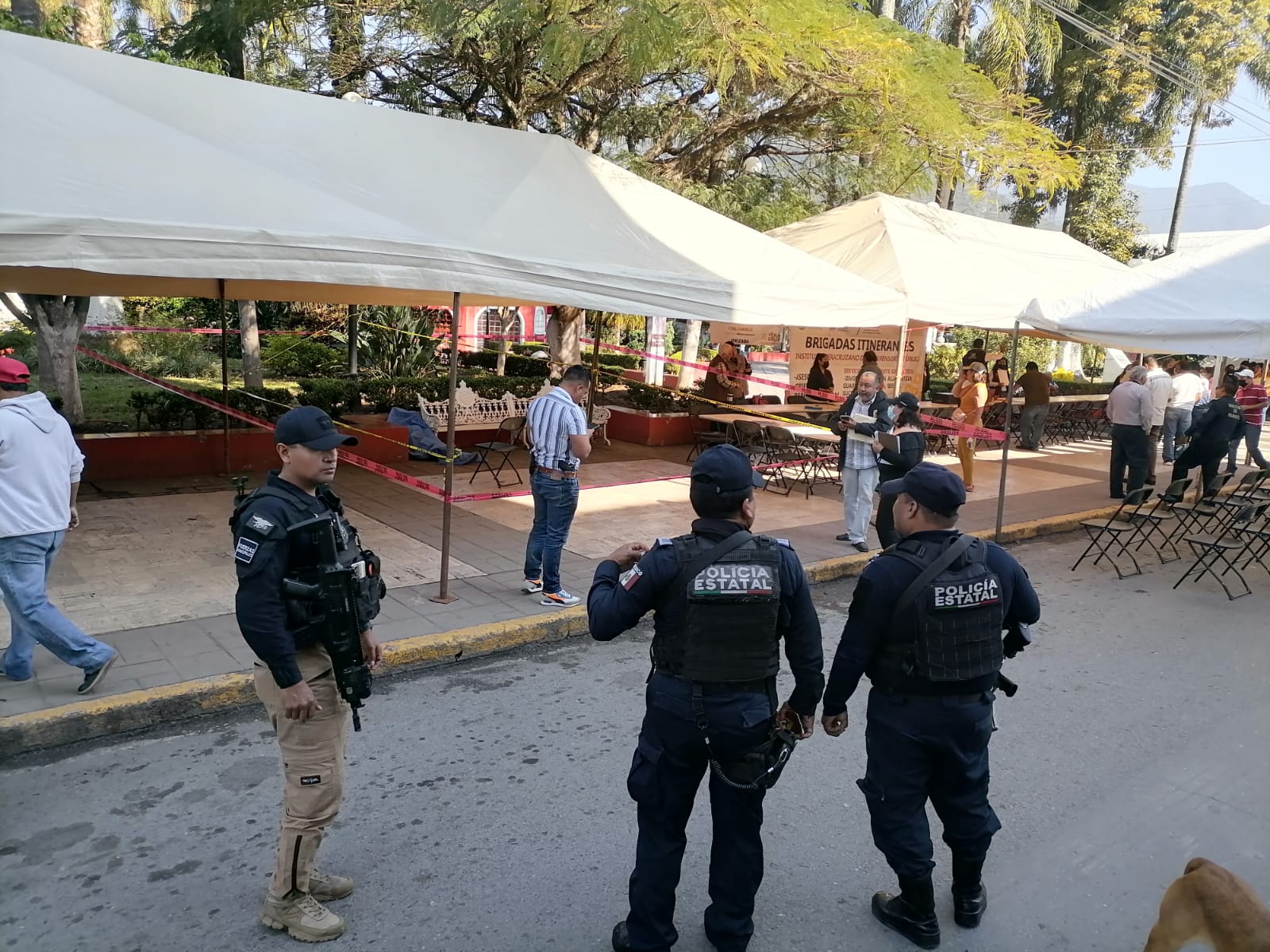 Hombre muere en banca de parque frente a Palacio Municipal de Ciudad Mendoza