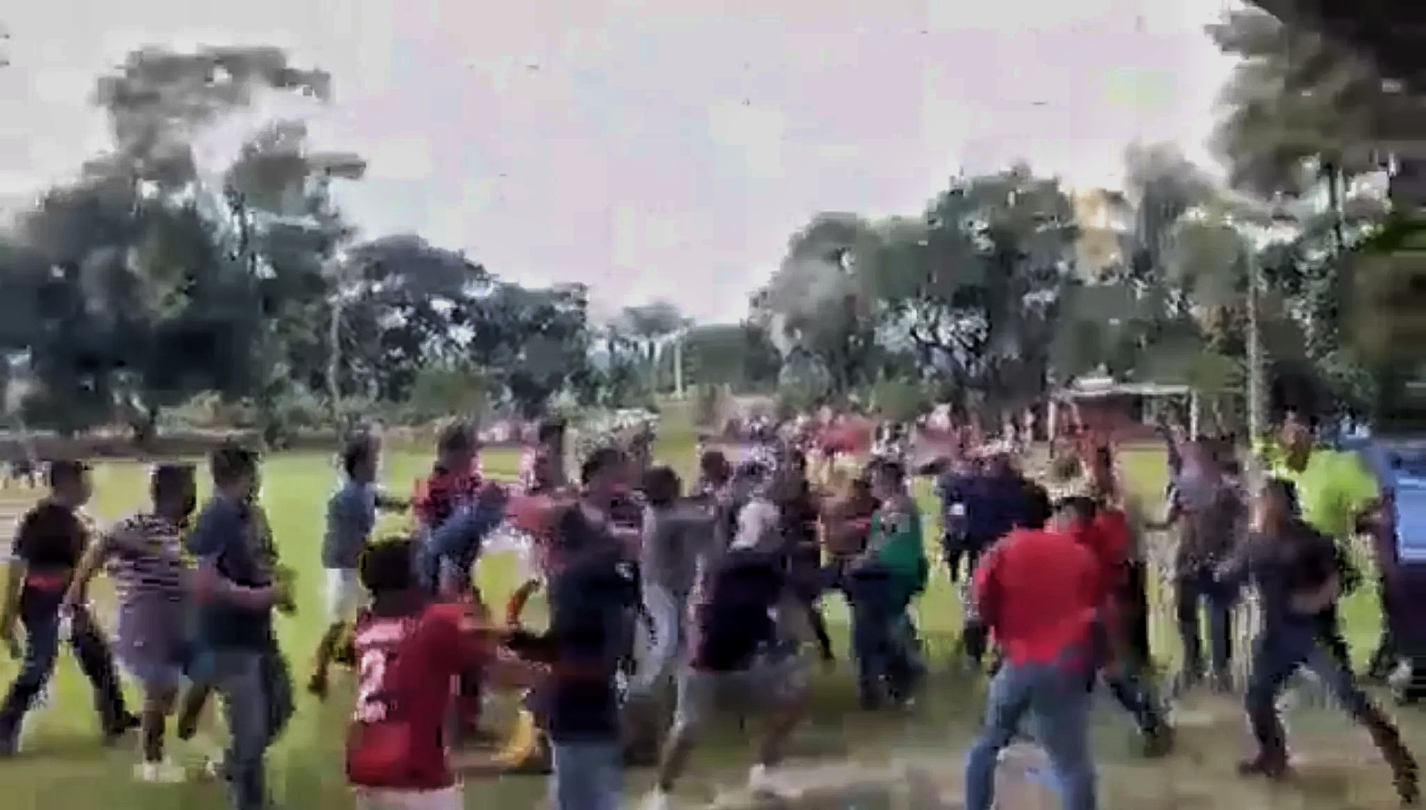 En batalla campal termina partido de futbol en Amatlán de los Reyes