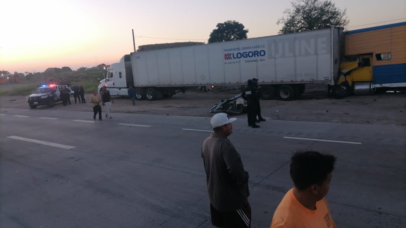 Choque múltiple y volcadura de tráiler con chatarra en la autopista Córdoba-Veracruz