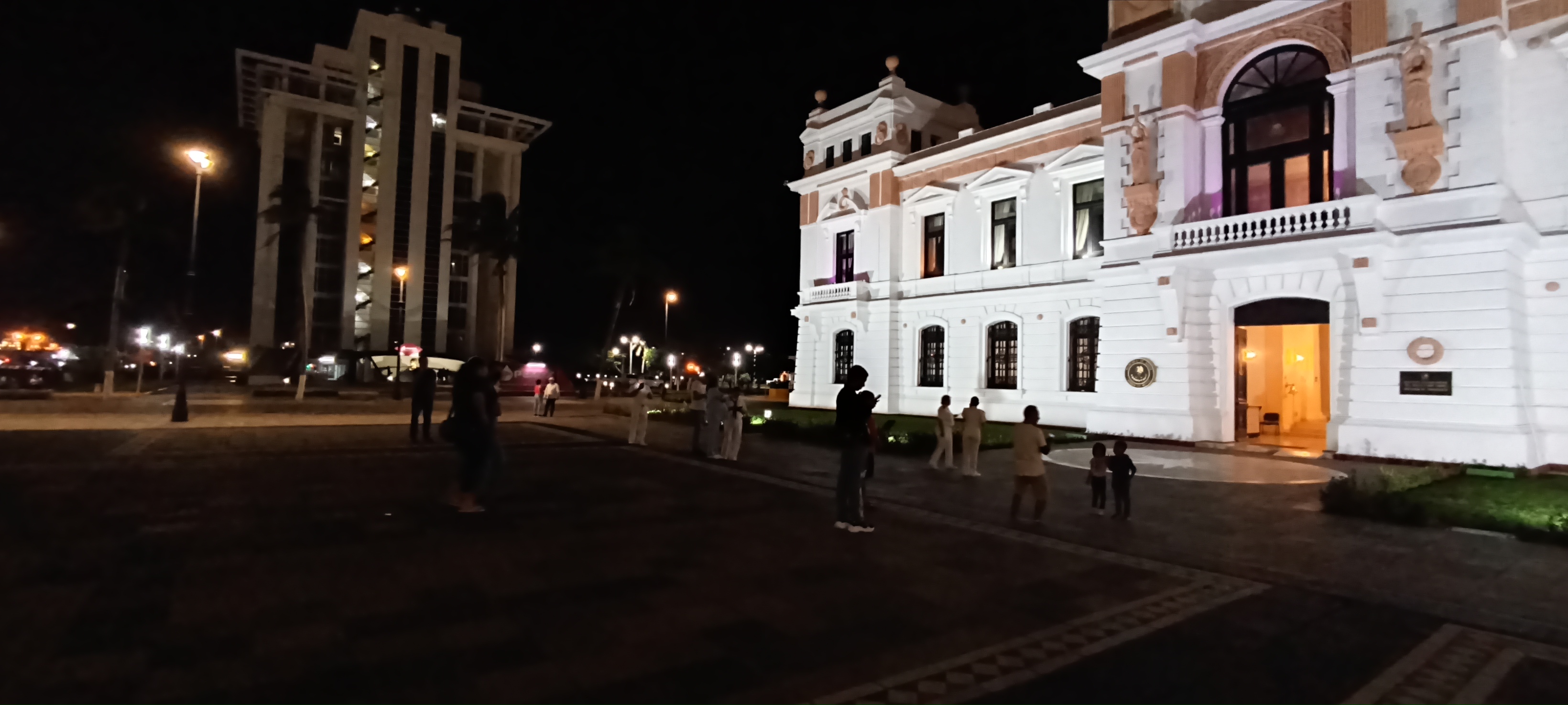 Evacúan hotel, el Faro Venustiano Carranza y oficinas del SAT por el sismo