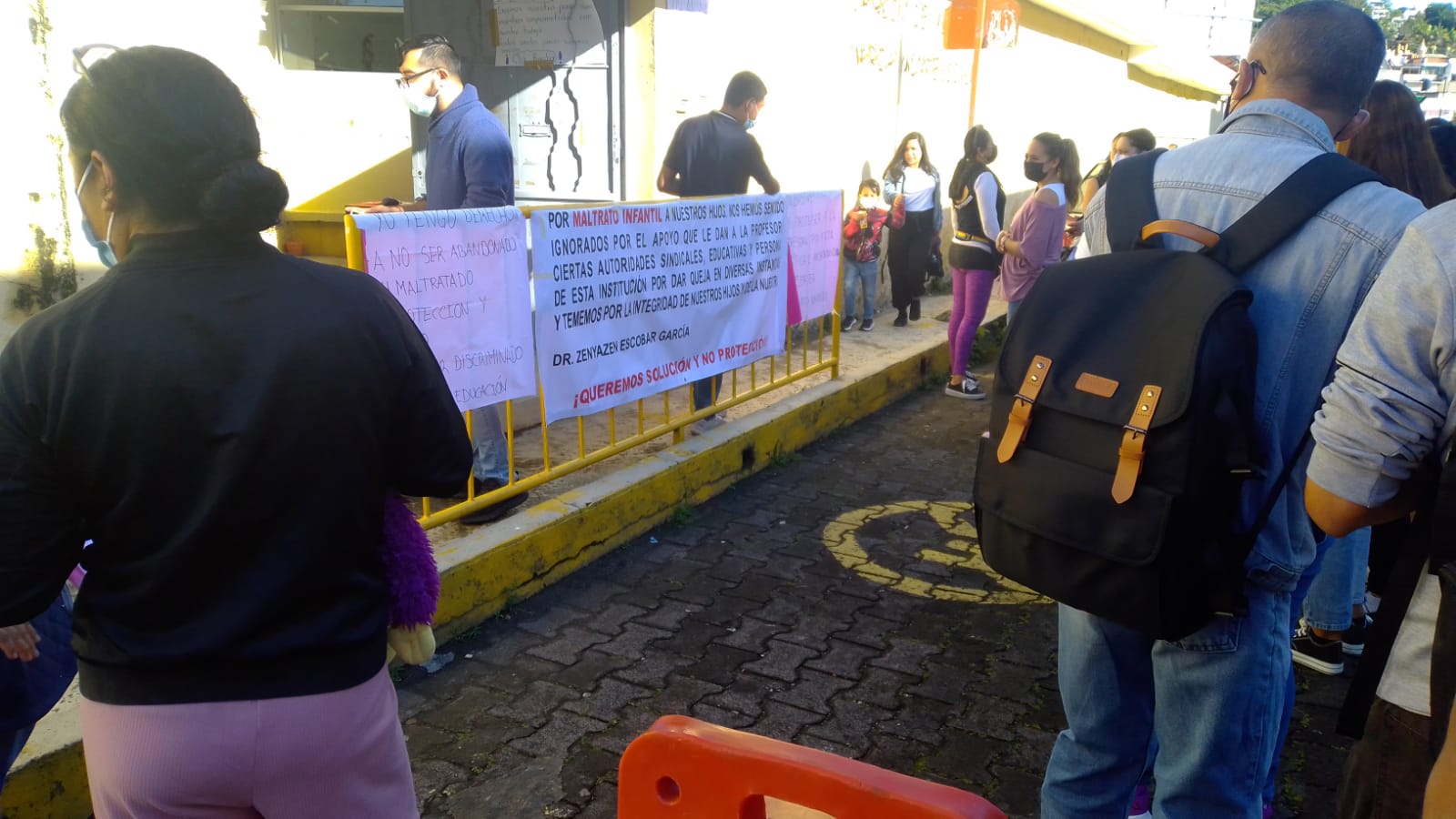 Padres de familia de preescolar María Montessori denuncian a maestra por maltrato infantil