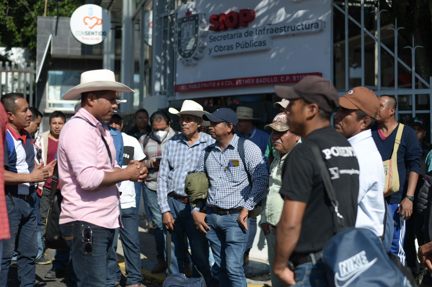 Habitantes de Chicontepec toman la SIOP, exigen obra pública