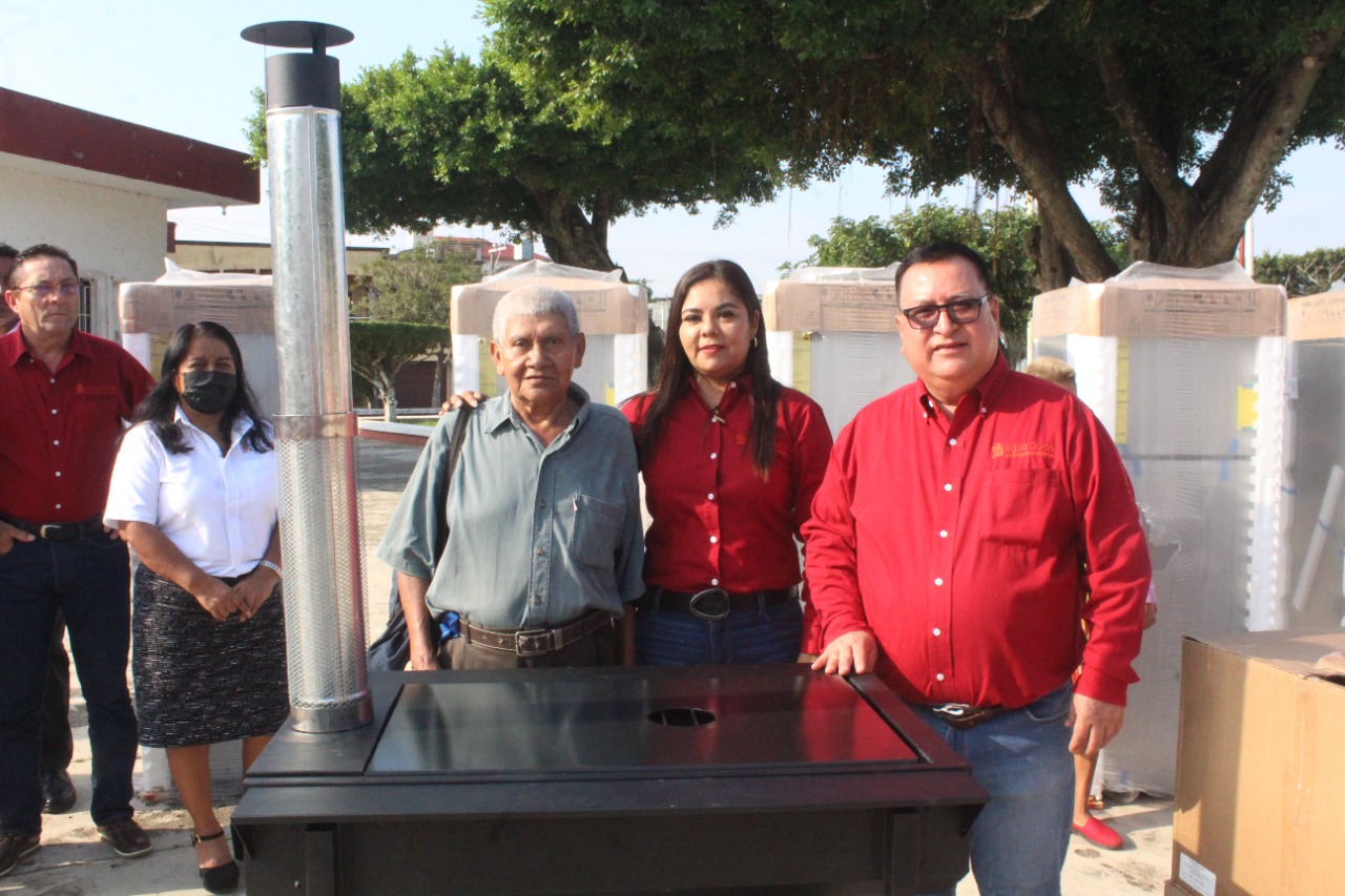 Gobierno de Agua Dulce entrega apoyos a la vivienda a 65 familias hidrómilas