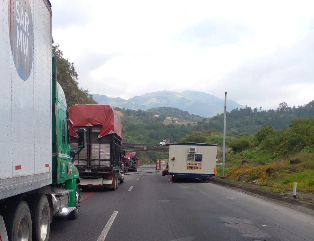 Choque y volcadura de dos vehículos de carga pesada en las cumbres de Maltrata