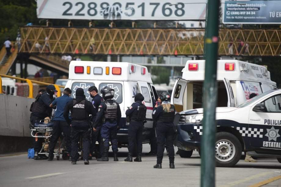 Hombre baleado en presunto asalto en Plaza Cristal