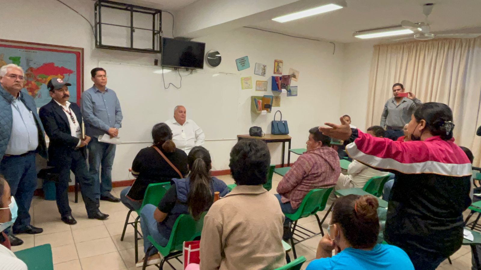 Realizarán estudios médicos a 16 estudiantes presuntamente intoxicados en Poza Rica