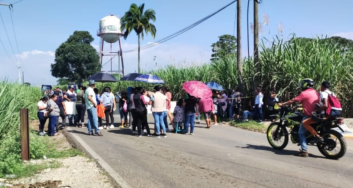 Padres de familia de telesecundaria de La Patrona toman carretera en demanda de maestros