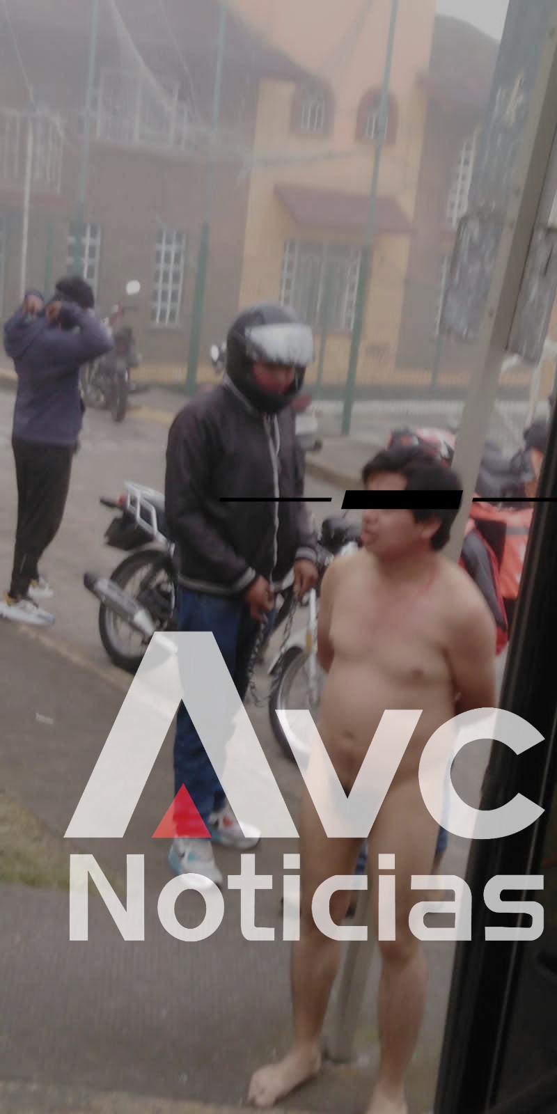 Supuesto ladrón es detenido, golpeado y desnudado por motorepartidores en Xalapa
