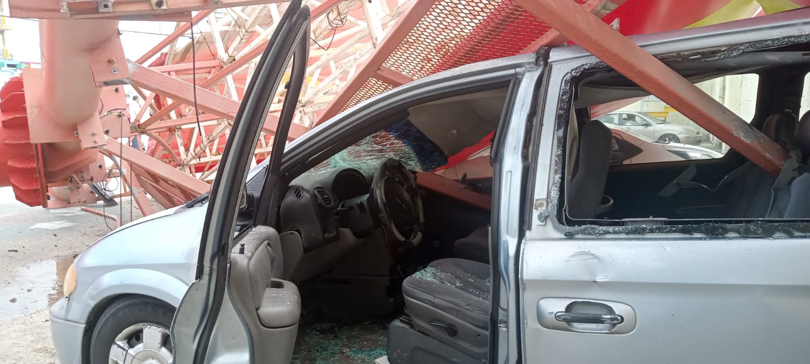 Espectacular cae sobre dos vehículos en Coatzacoalcos, dos lesionados