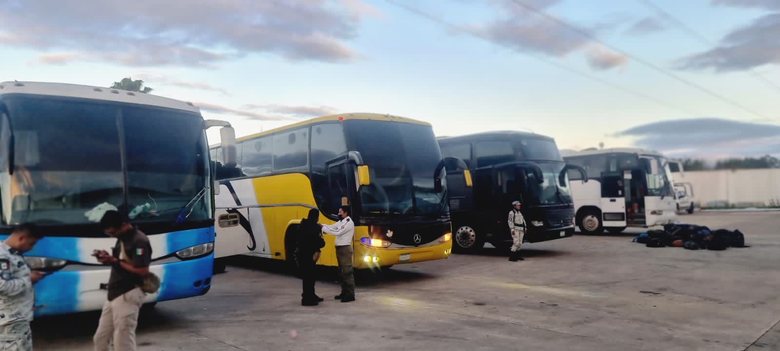 Aseguran en Moloacán a 337 migrantes que viajaban en cuatro autobuses