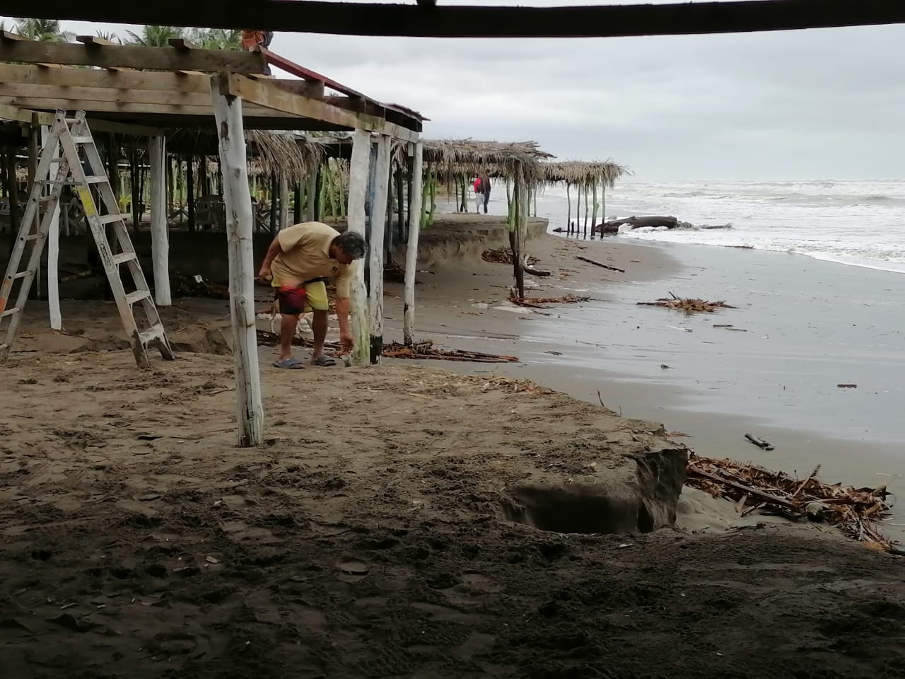 Marea alta destruye 20 palapas en Costa Esmeralda, panorama desolador