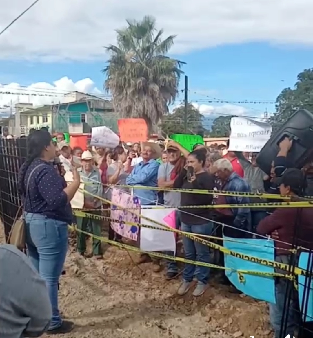 Se oponen a construcción de Banco del Bienestar en terreno de biblioteca municipal de Tlaltetela