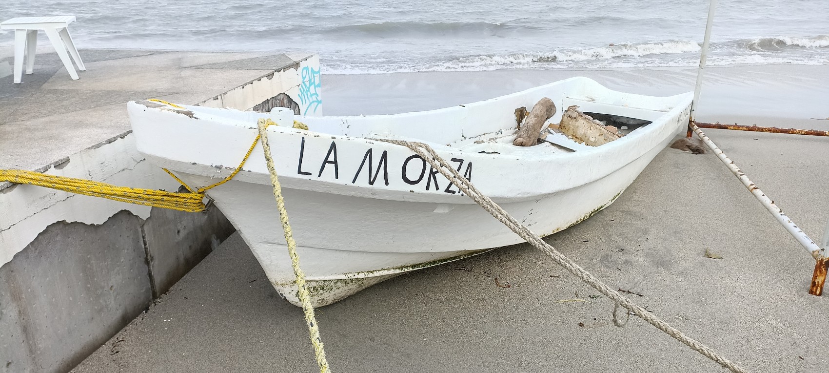 Marejada y rachas del norte destruyen lancha pesquera en playa Martí de Veracruz