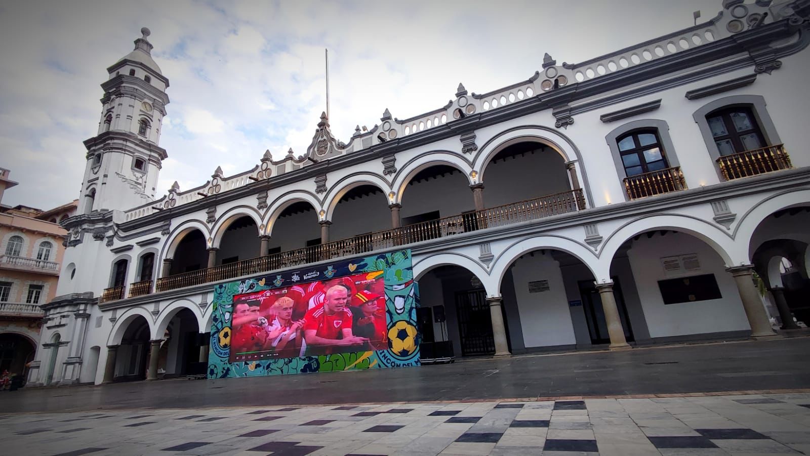 Instalan pantalla gigante en el zócalo de Veracruz para transmitir el primer partido de México en Qa