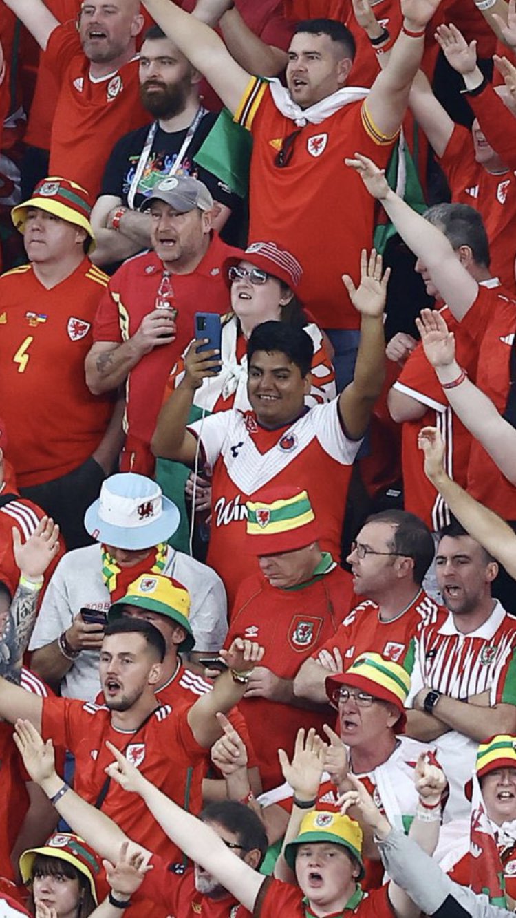 Boqueño presume su amor a los Tiburones Rojos de Veracruz en el mundial de Qatar
