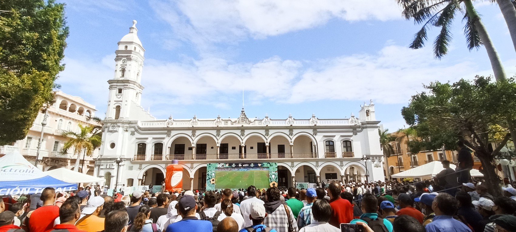 Fiebre mundialista llega al zócalo de la ciudad de Veracruz