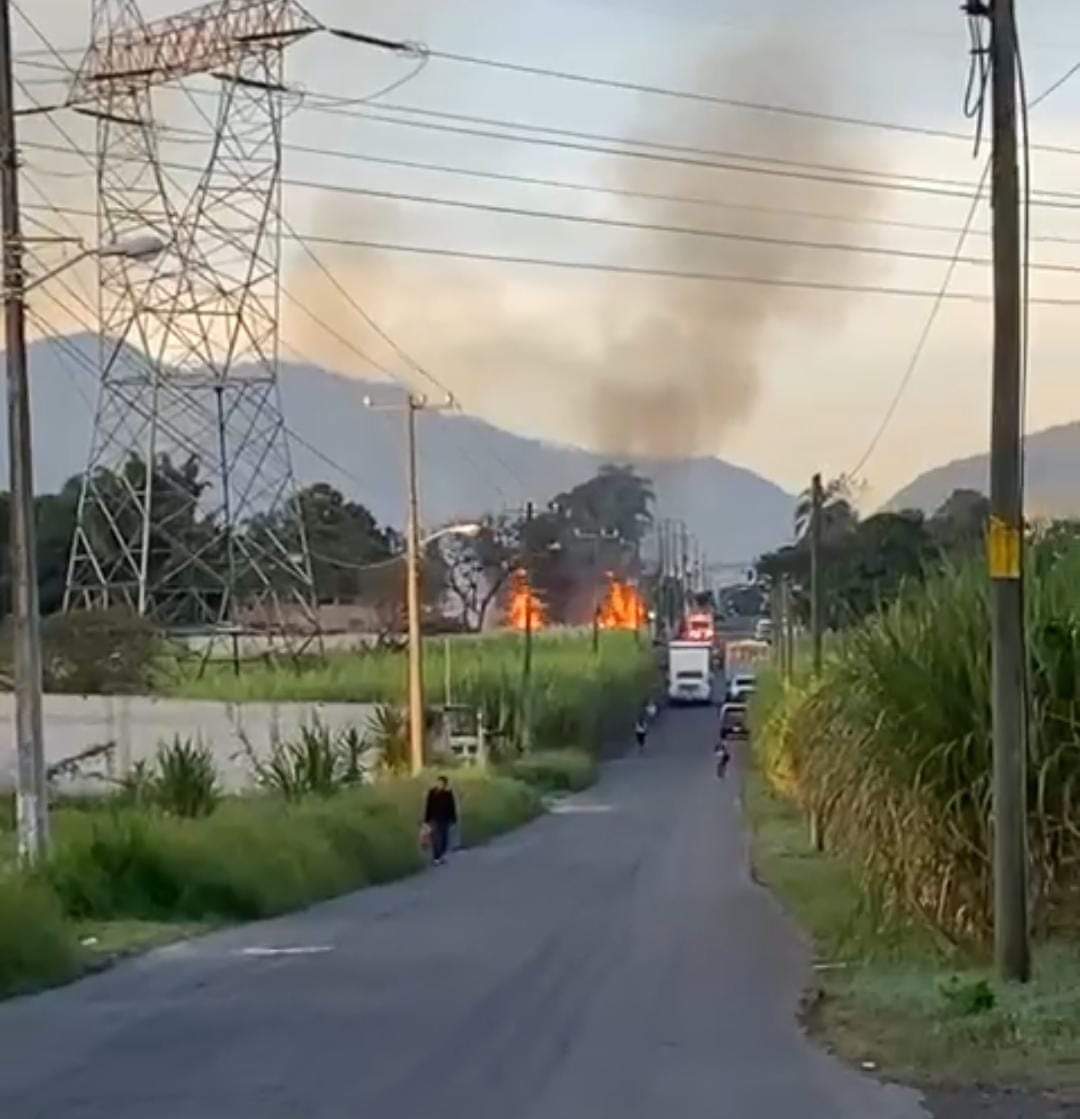 Se incendia fábrica de muebles de madera en Ixtaczoquitlán