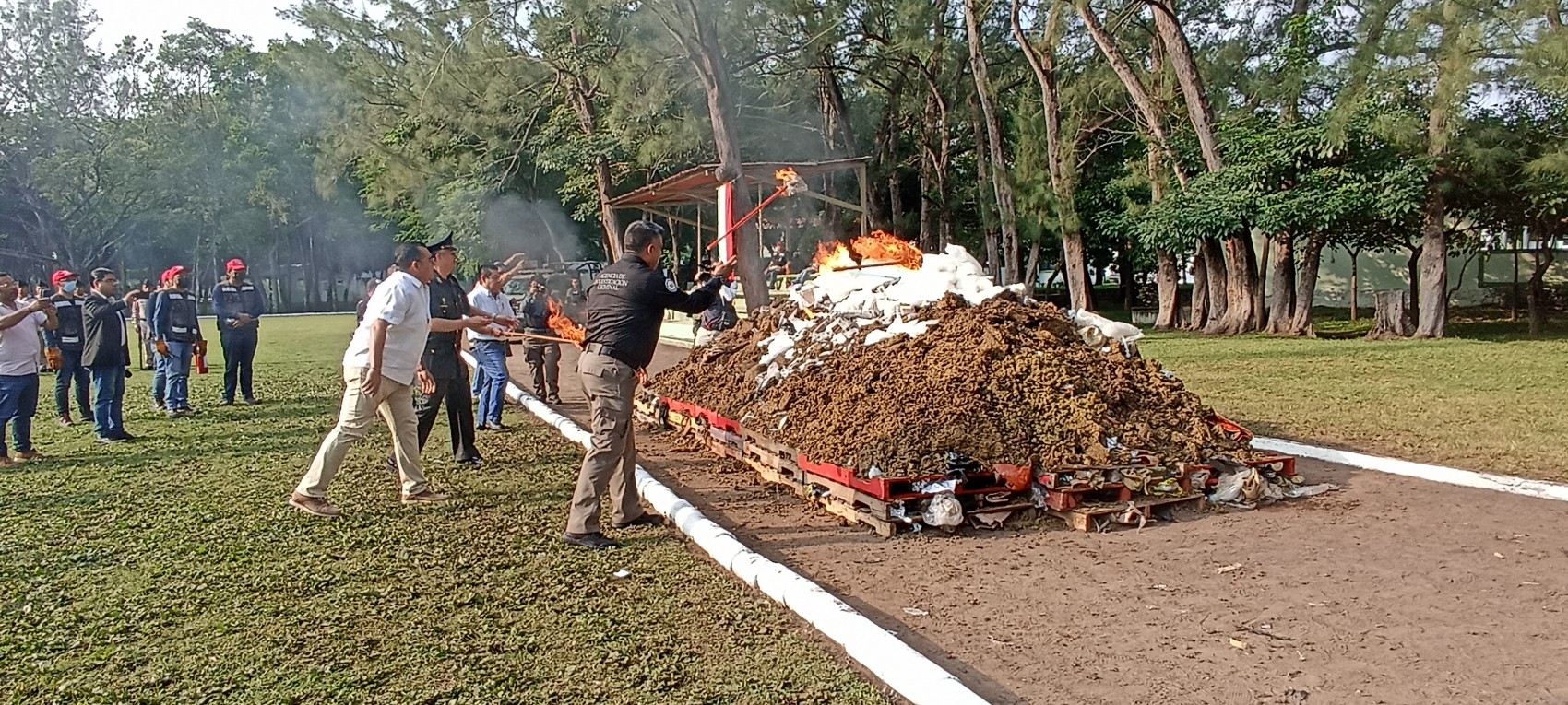 Incineran mil 896 kilos de cocaína, metanfetaminas y marihuana en campo militar de La Boticaria
