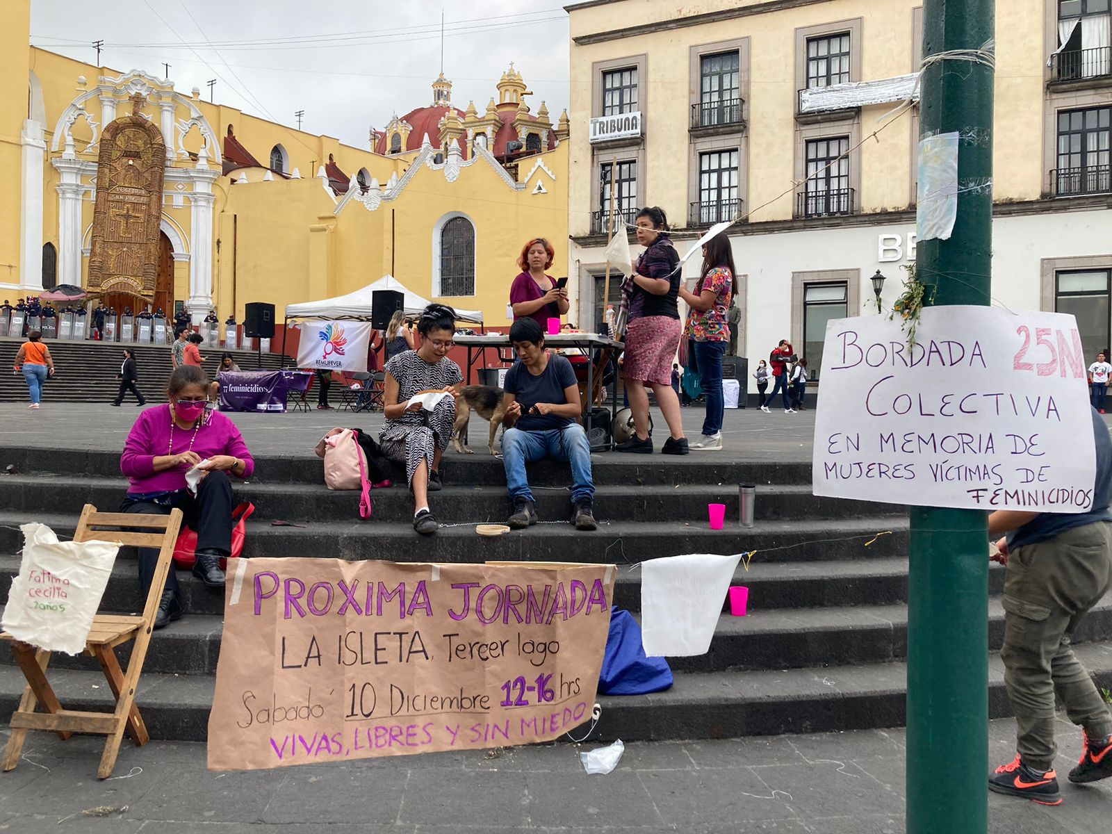 Mujeres realizan bordada colectiva para mujeres víctimas de feminicidios en Plaza Lerdo