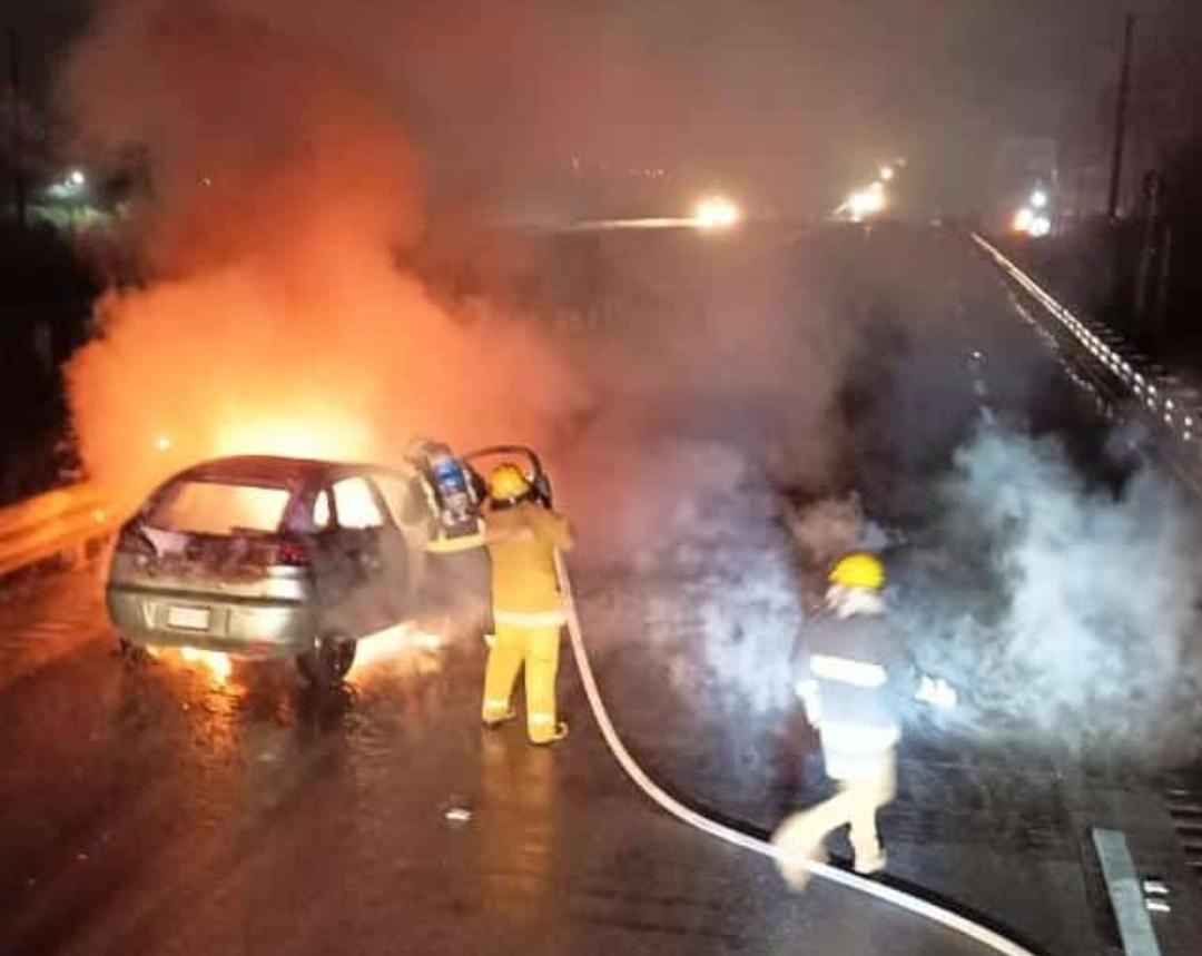 Dos automóviles terminan calcinados tras suscitarse carambola en la autopista Córdoba-Orizaba
