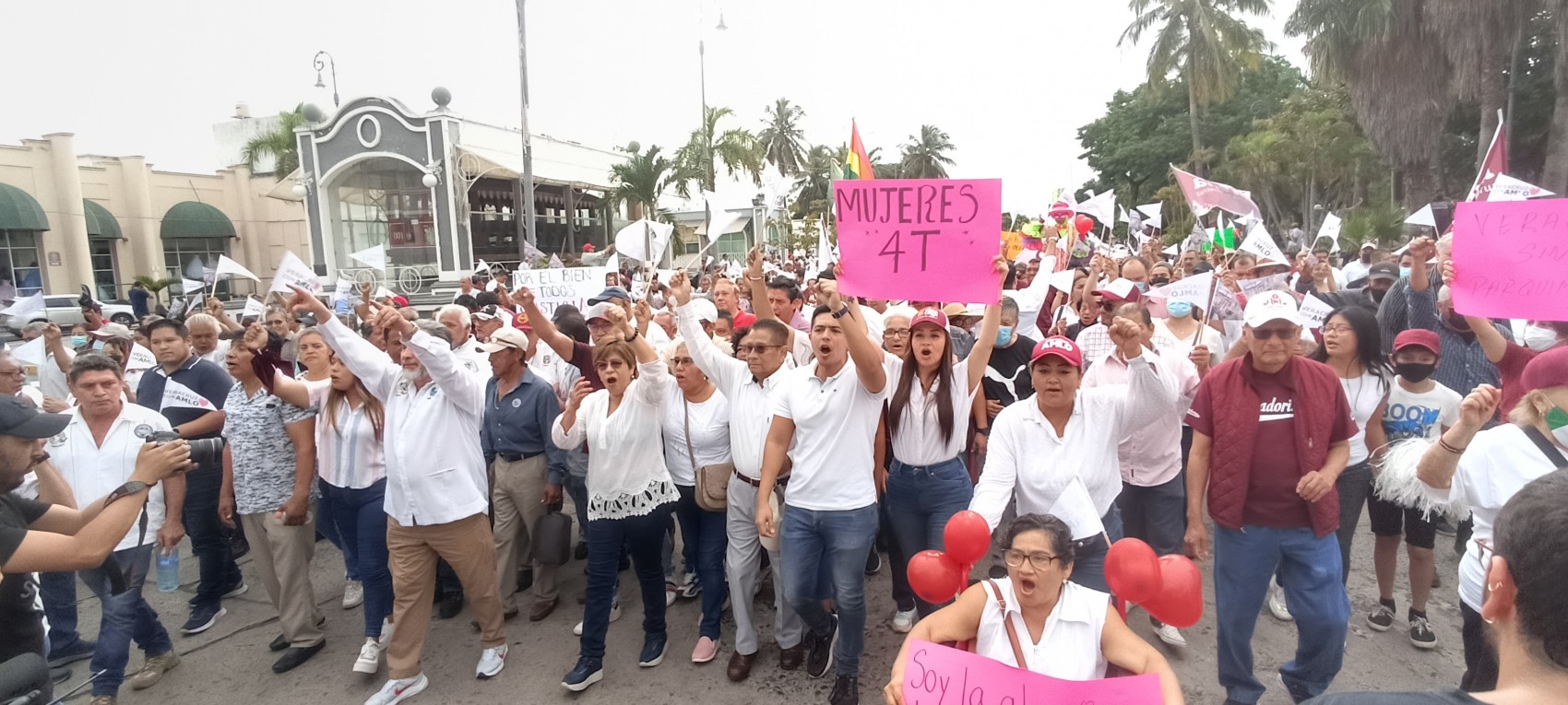 Morenistas y obradoristas marchan en Veracruz para apoyar a AMLO