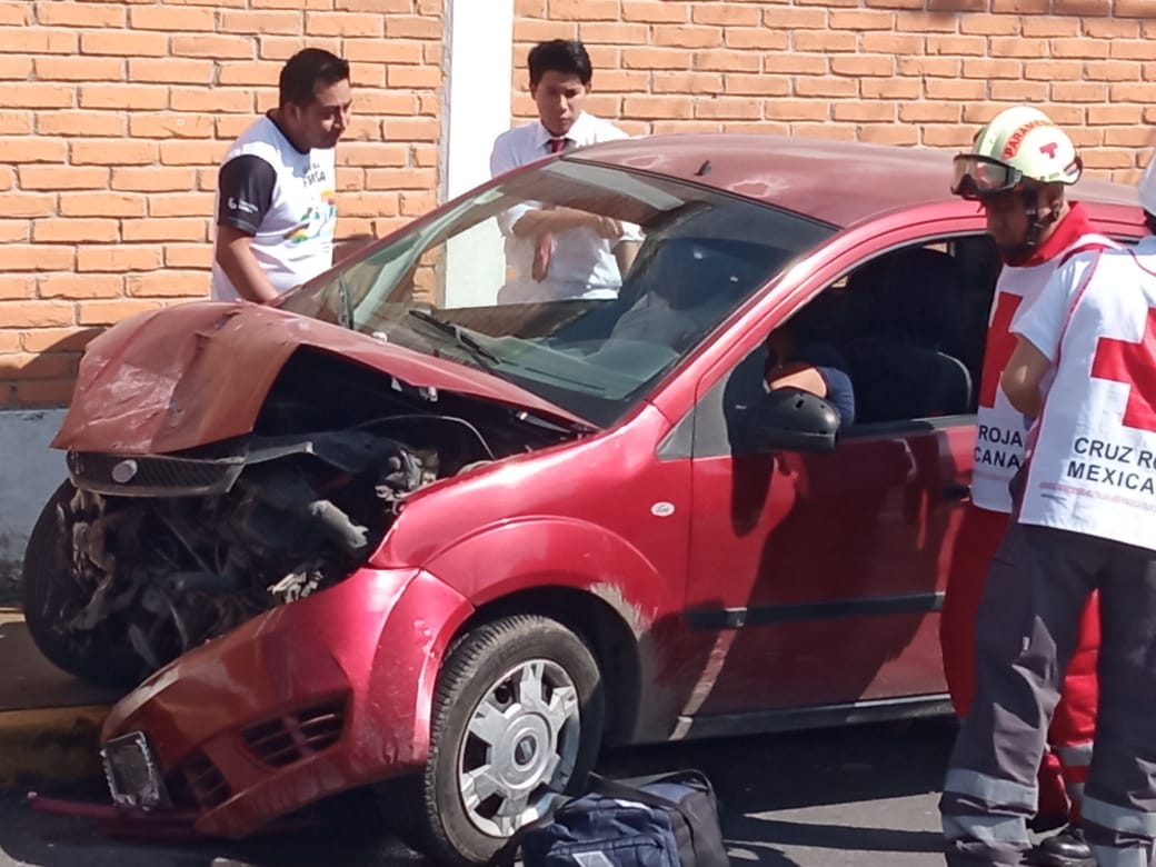 Auto particular contra camioneta en Orizaba, dos lesionados