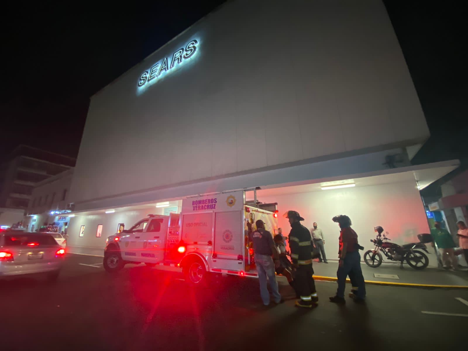Rescatan a tres jóvenes atrapadas en elevador de Sears en el centro de Veracruz