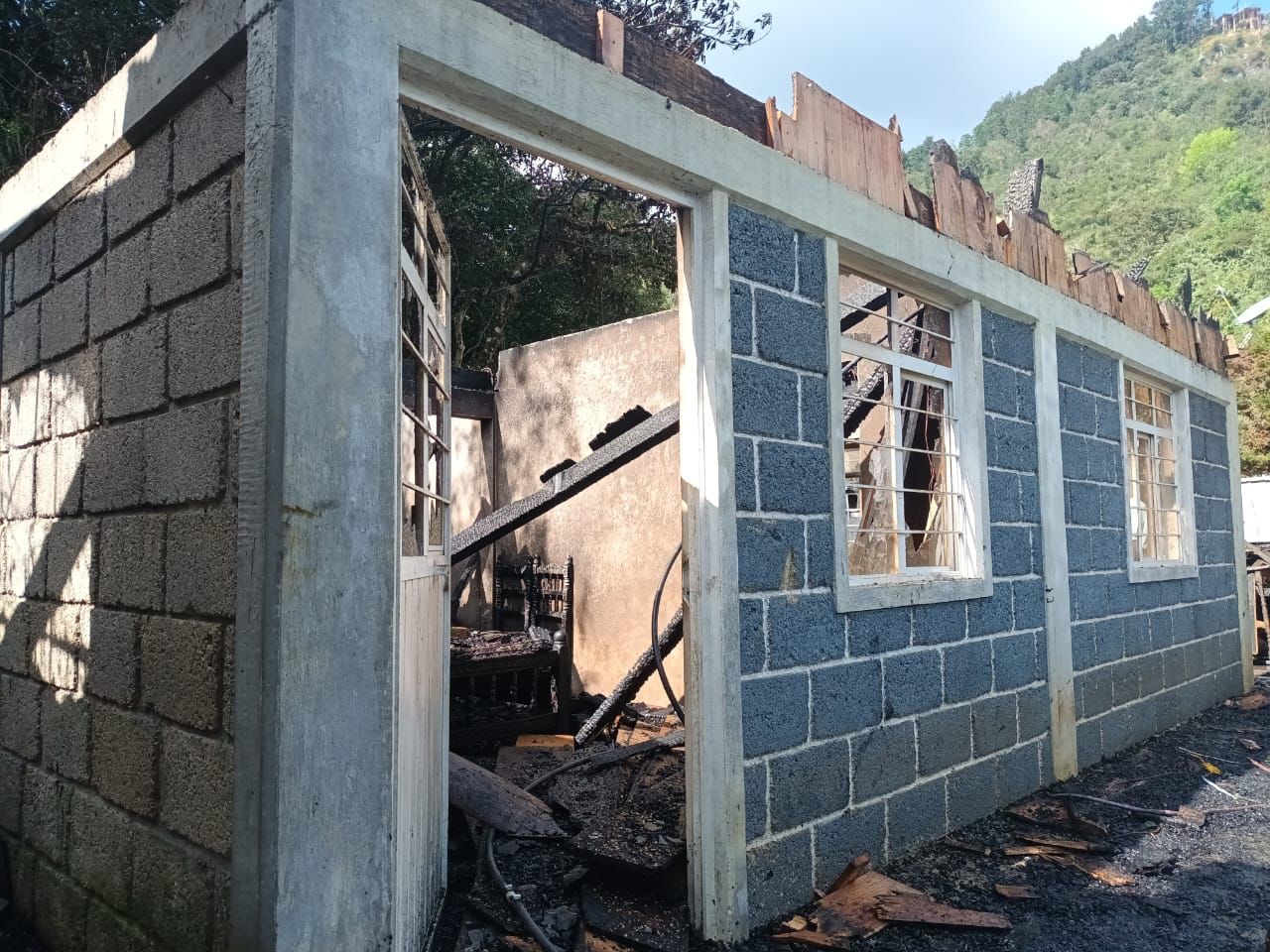 Incendio reduce a cenizas vivienda en Tequila