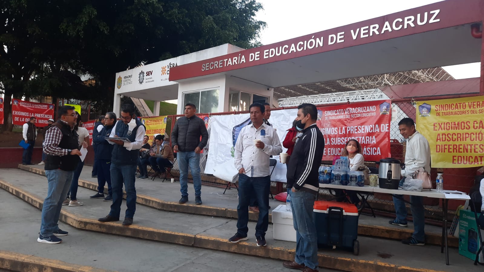 Docentes toman la SEV, exigen cambio de adscripción