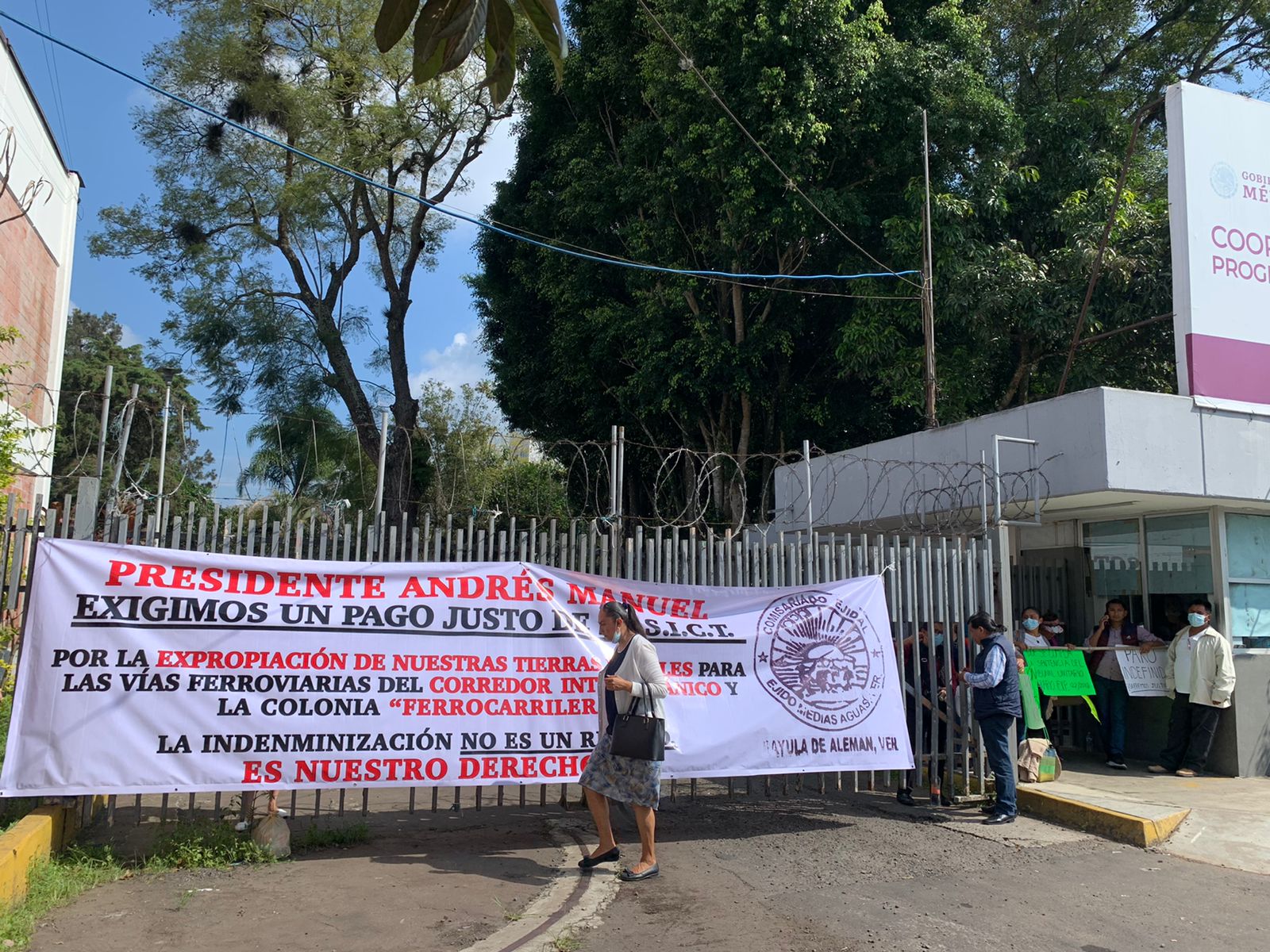 Ejidatarios de Medias Aguas realizan paro indefinido en la SCT, exigen indemnización