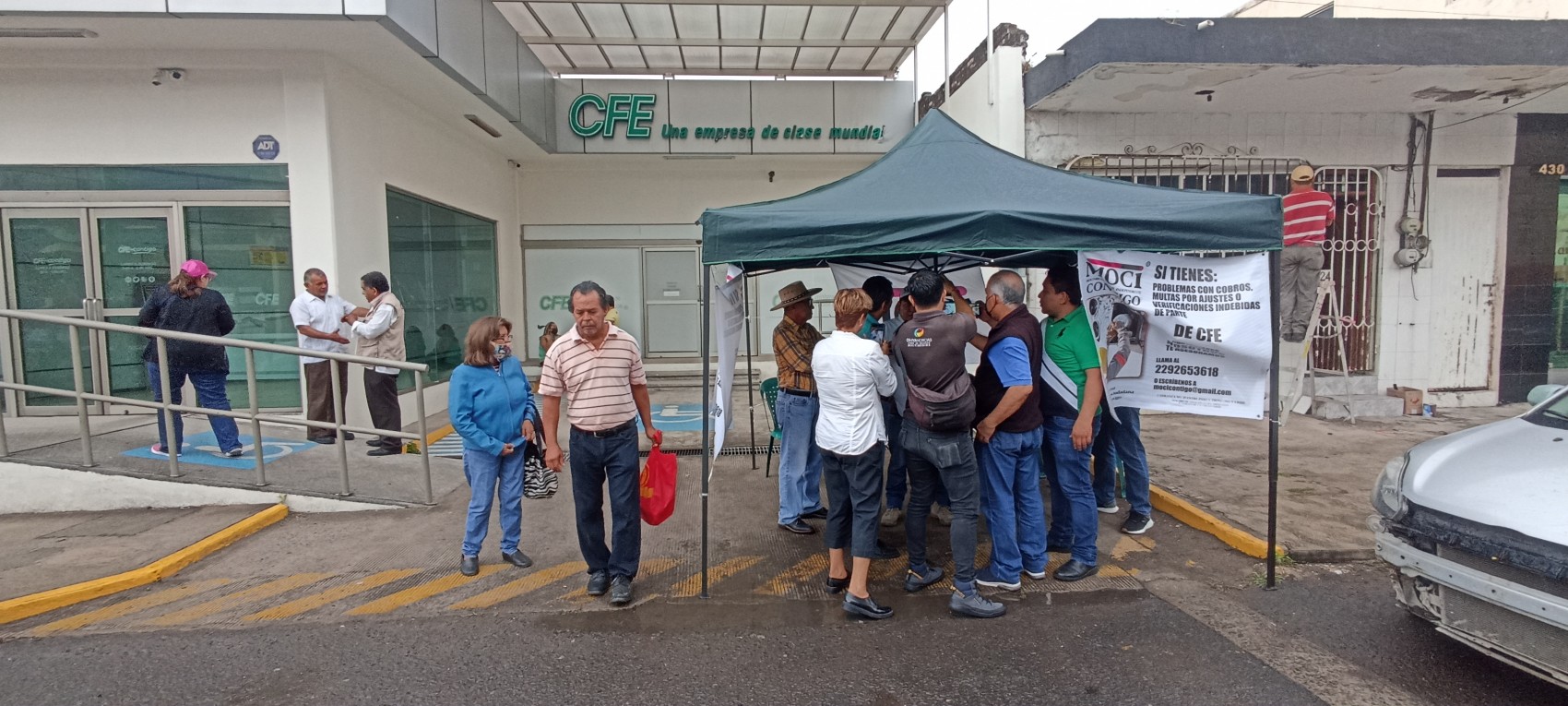 Instalan plantón en la CFE para protestar por abusos y cobros excesivos