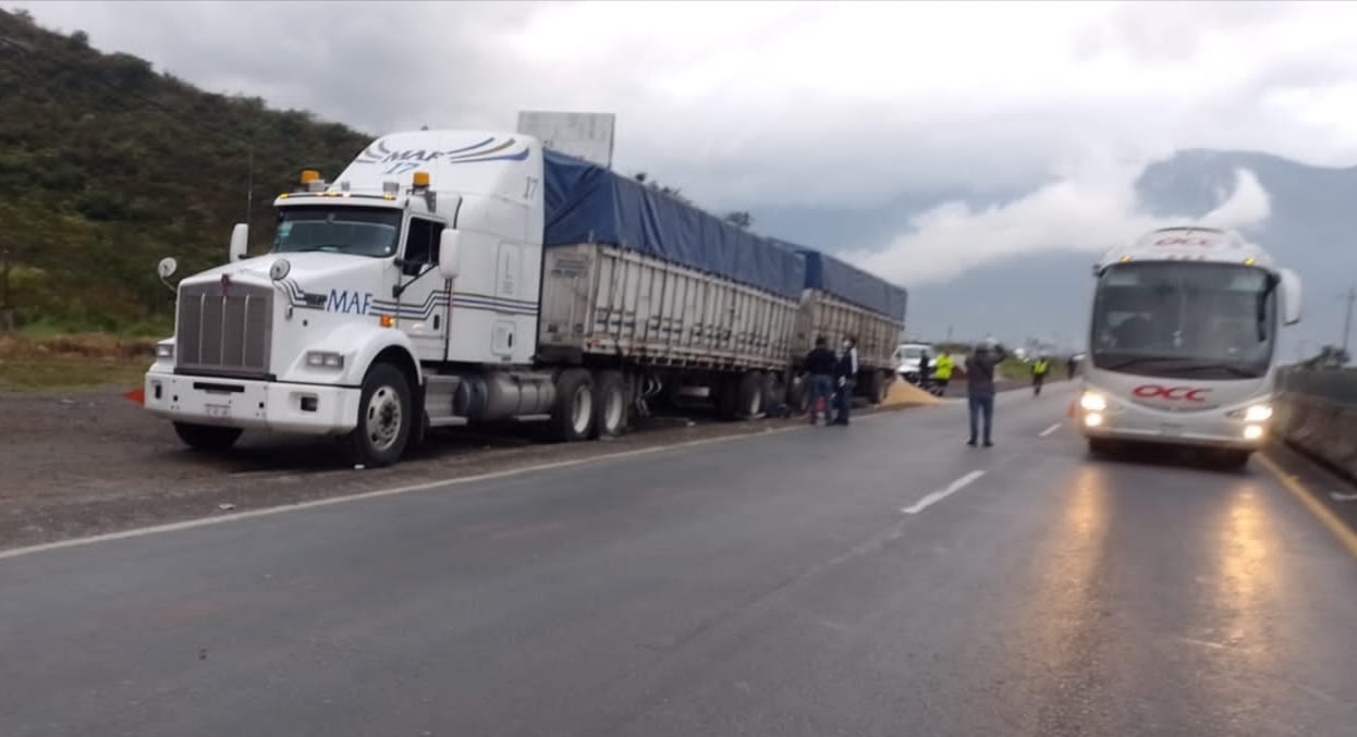 Chofer de tráiler muere en accidente en la autopista Acatzingo-Ciudad Mendoza