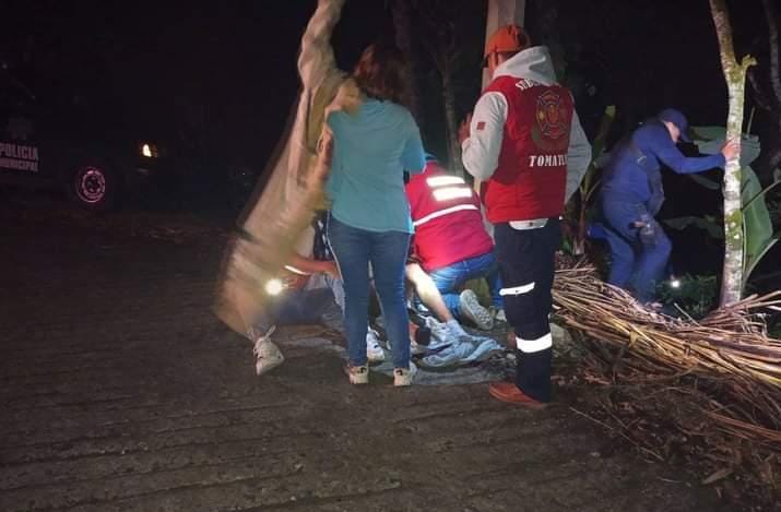 Motocicleta cae a barranca en Tomatlán, tres lesionados