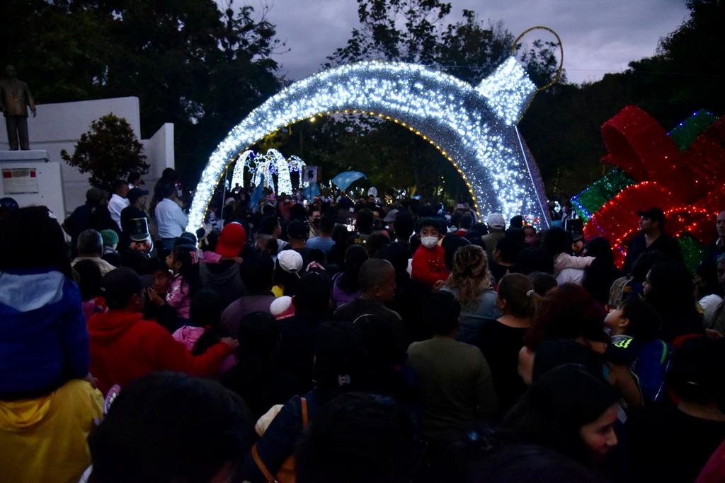 Acuden miles de cordobeses al encendido del Parque Iluminado Alameda