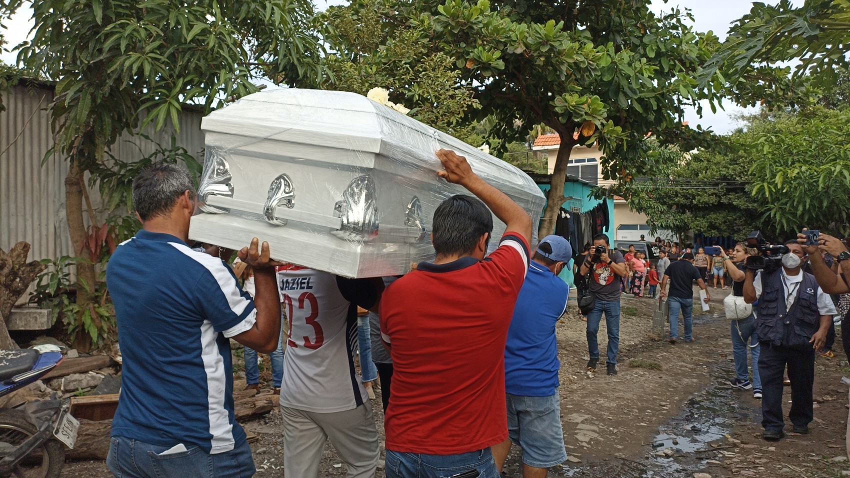 Dan último adiós a la joven Rosa Isela; familia y amigos demandan justicia