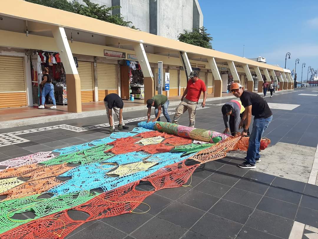 Termina exposición del tapete gigante Cielo de Color en el malecón de Veracruz