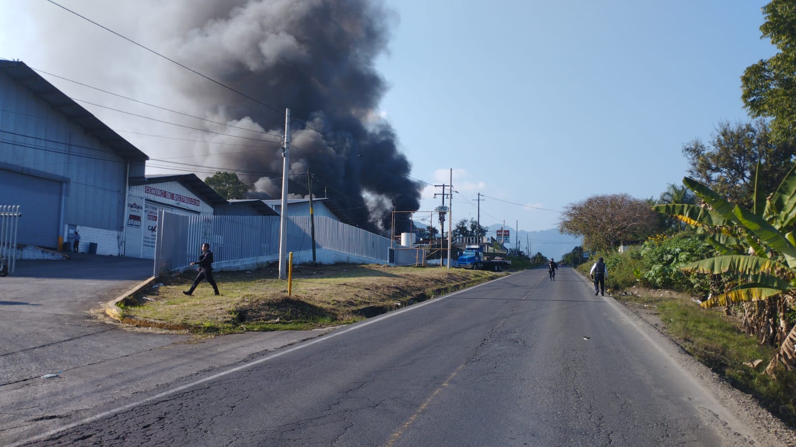 Explosión en taller mecánico de Fortín deja un muerto y 4 tráileres calcinados