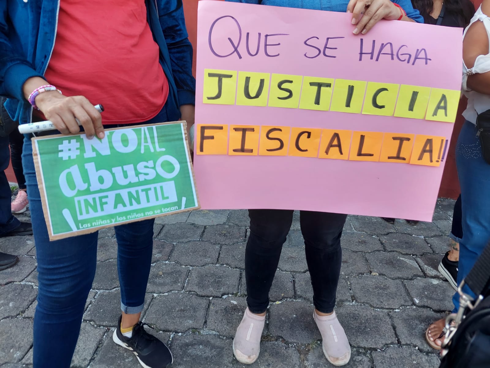 Denuncian a maestro por probable abuso infantil; padres toman escuela primaria