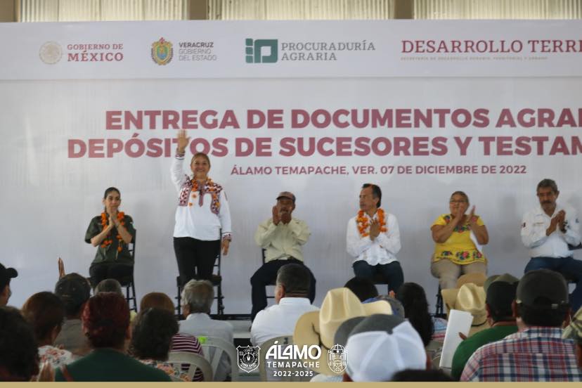 Cuitláhuac García entrega 769 documentos agrarios en Álamo, a gestión de la alcaldesa Lilia Arrieta