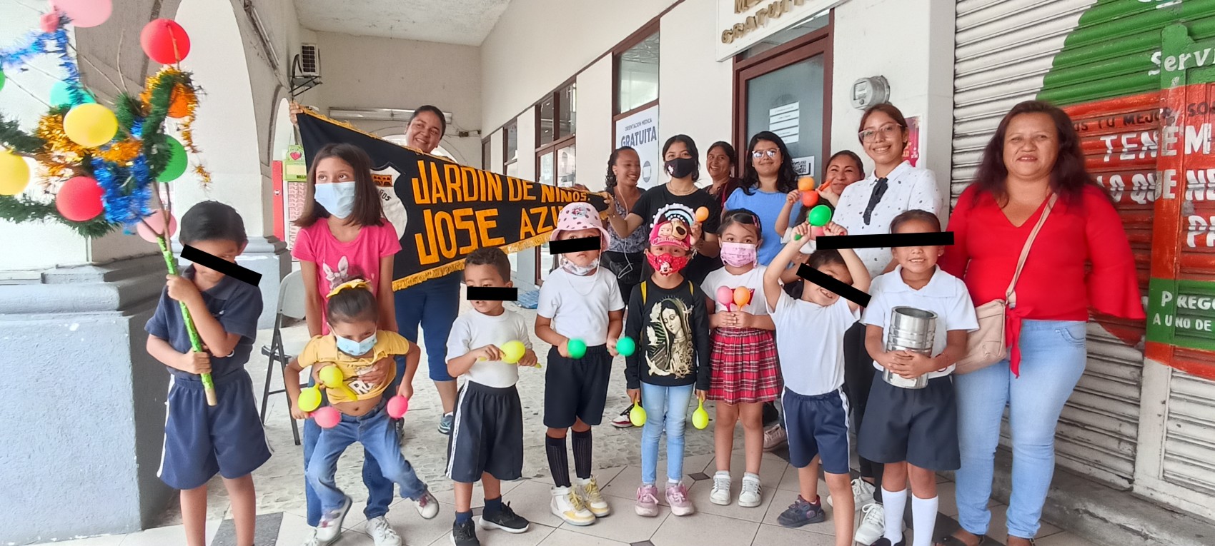 Cantan la rama navideña para reunir fondos para rehabilitar escuela saqueada en Veracruz puerto